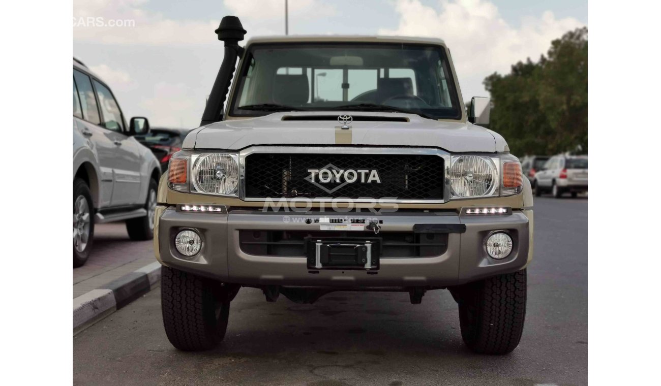 Toyota Land Cruiser Pick Up 4.5L, DIESEL, 4WD, 16" ALLOY RIMS, XENON HEADLIGHTS (CODE # LCSC01)