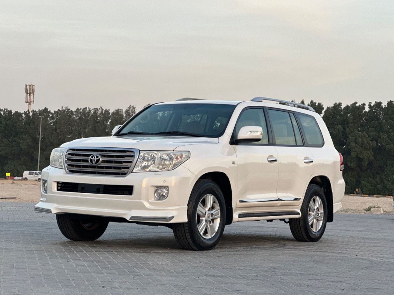 Toyota Land Cruiser MODEL 2010 GCC CAR PERFECT CONDITION INSIDE AND OUTSIDE FULL OPTION SUN ROOF LEATHER SEATS