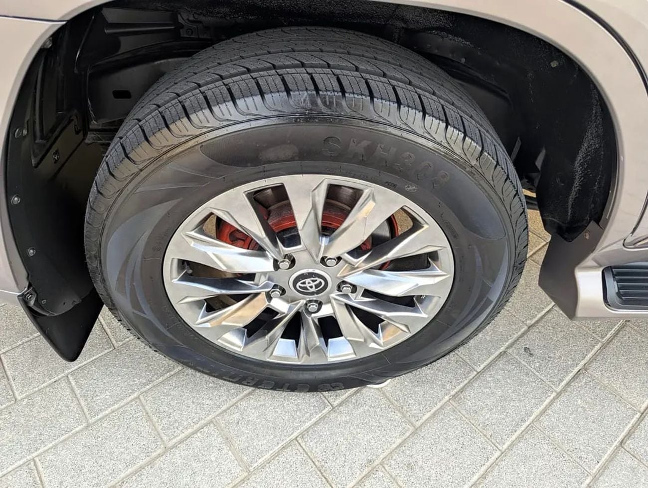 Toyota Land Cruiser VXR Facelifted With Interior and Exterior GCC Specs | Well Maintained