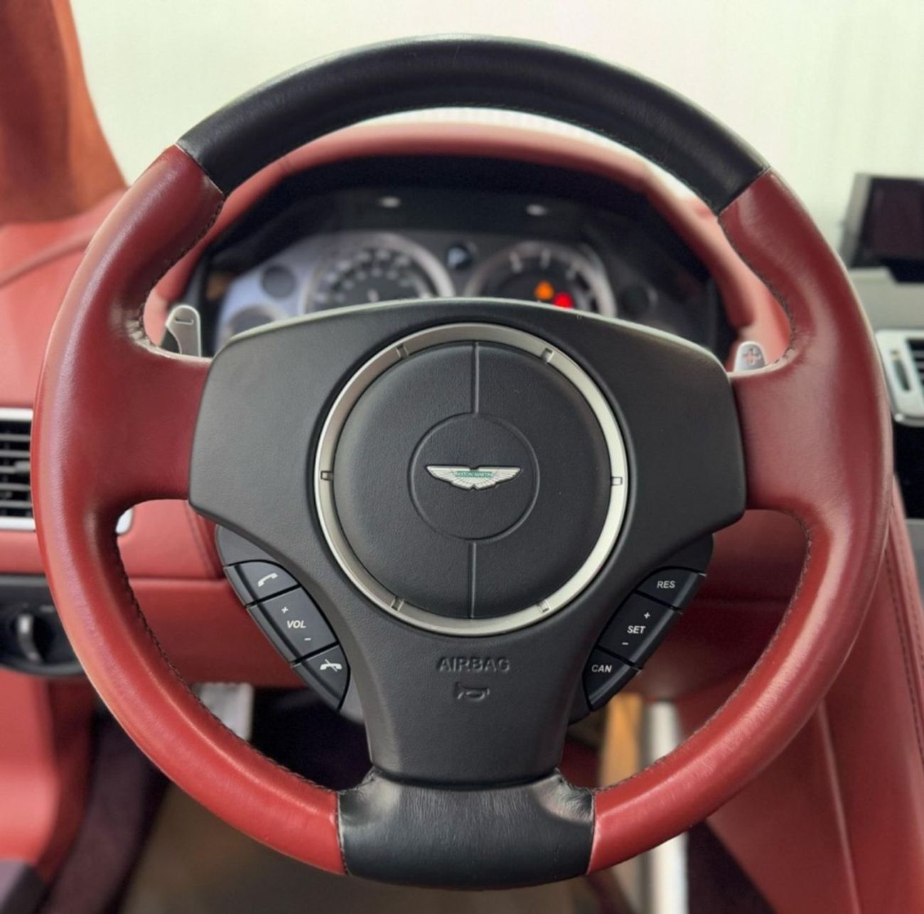 أستون مارتن فيراج 5.9L V12 2012 Aston Martin Virage V12, Full Service History, Low Kms, Excellent Condition, GCC