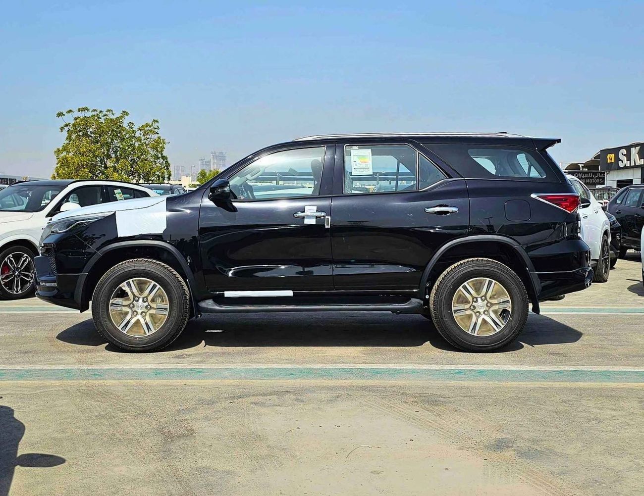 تويوتا فورتونر SR5/AUTO AC/ ALLOY WHEELS/ ROOF RACK/ 2.7L PETROL V4 4WD/ (CODE # FPGO)
