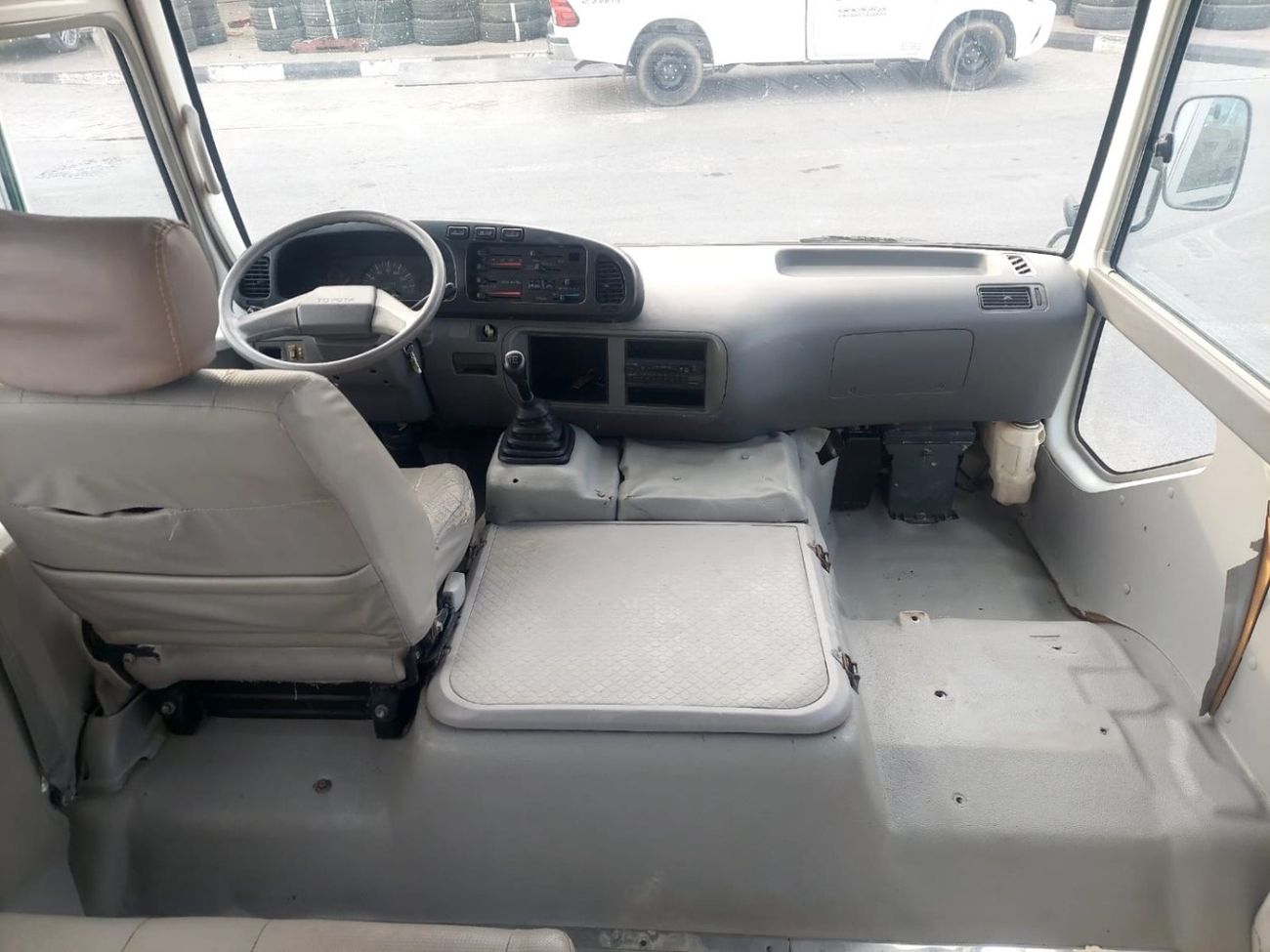 تويوتا كوستر 3.7L DIESEL 20 SEATER MANUAL TRANSMISSION ( FOR RE-EXPORT ONLY )