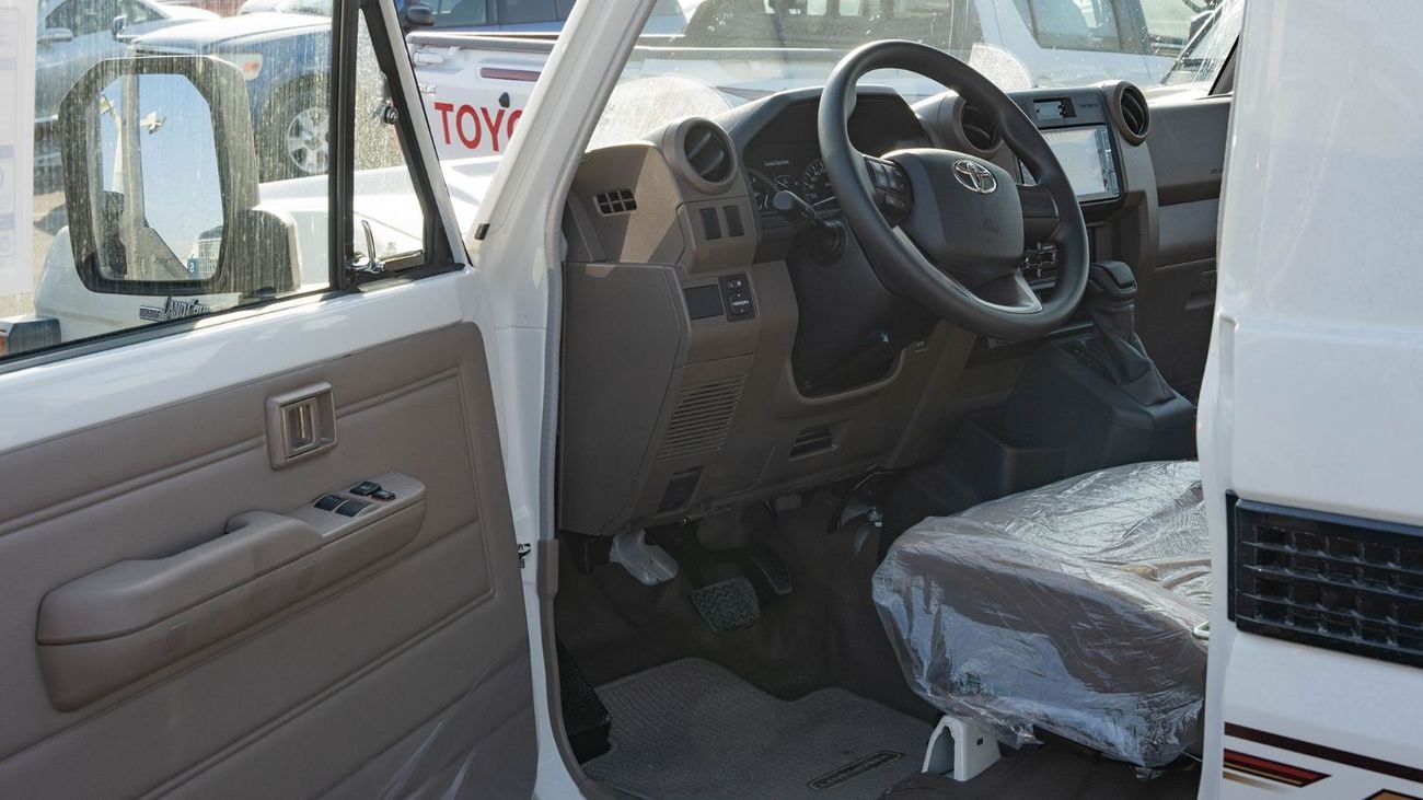 Toyota Land Cruiser Pick Up 2025 Toyota Land Cruiser LC 79 4.0L SC AT Petrol Basic w/ Fridge (White)