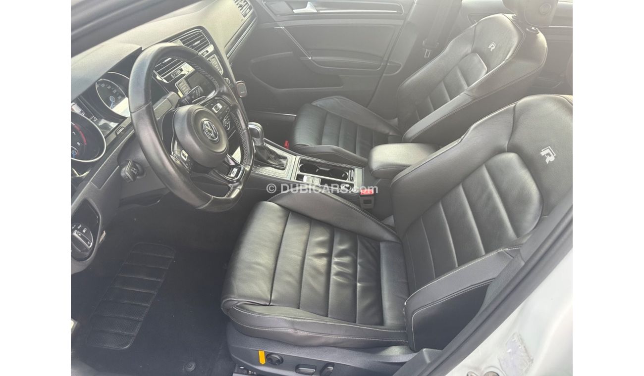 فولكس واجن جولف موديل 2016 خليجي حاله ممتازه جدا من الداخل والخارج فل مواصفات كراسي جلد ومثبت سرعه وتحكم كهربي وبانو