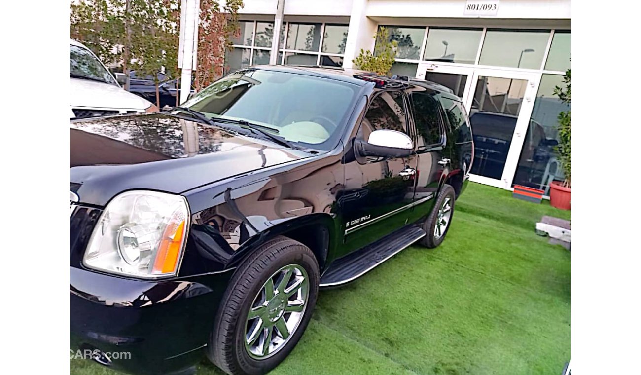 GMC Yukon Model 2009 Gulf number one hatch leather wheels, cruise control, in excellent condition, you do not