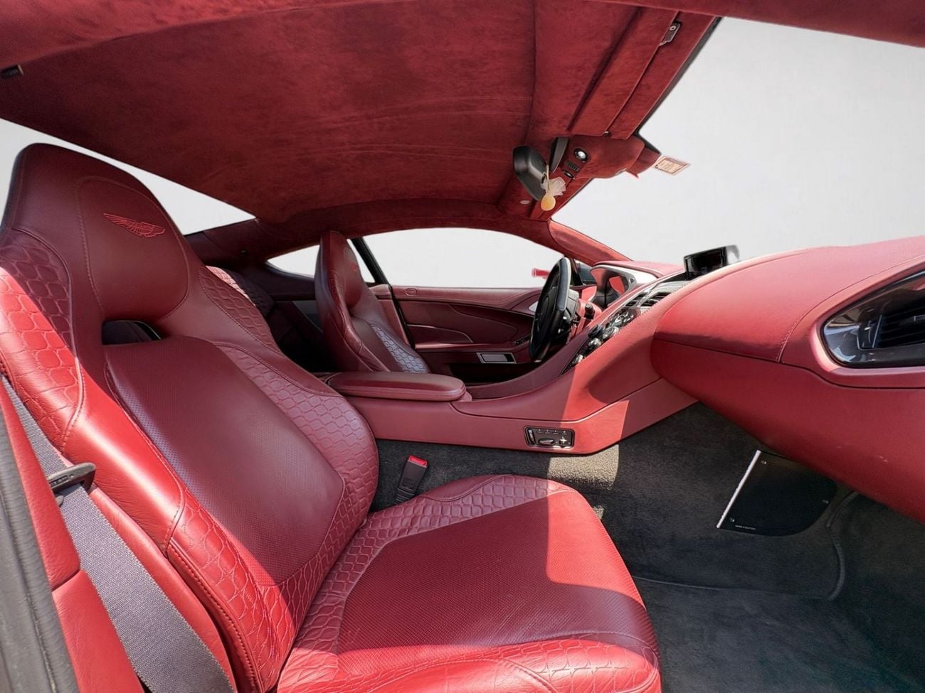 أستون مارتن فانكويش STD ASTON MARTIN VANQUISH | V12 | 2014 | GCC SPECS