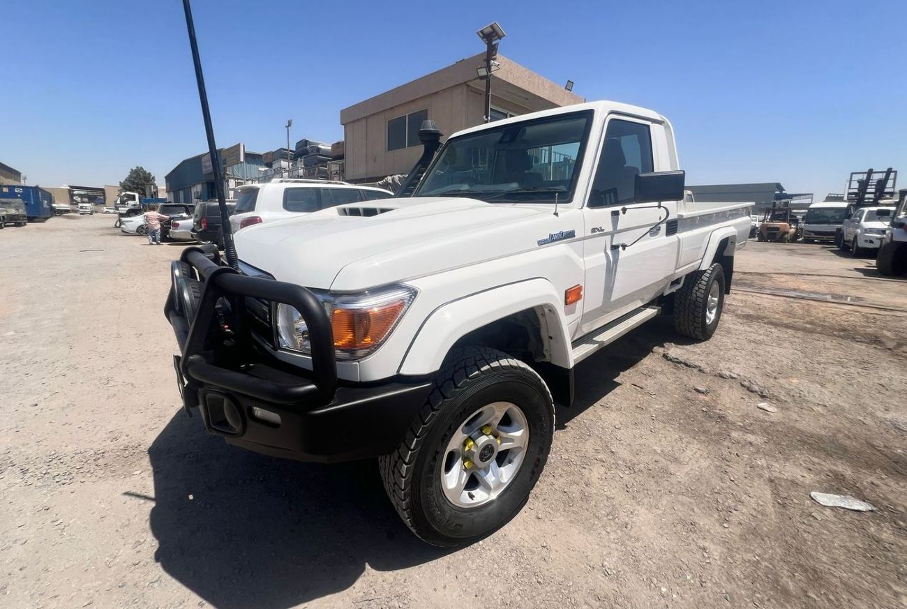 تويوتا لاند كروزر DIESEL ENGINE ,RIGH HAND DRIVE ,4.5 LITER ,MANUAL GEAR