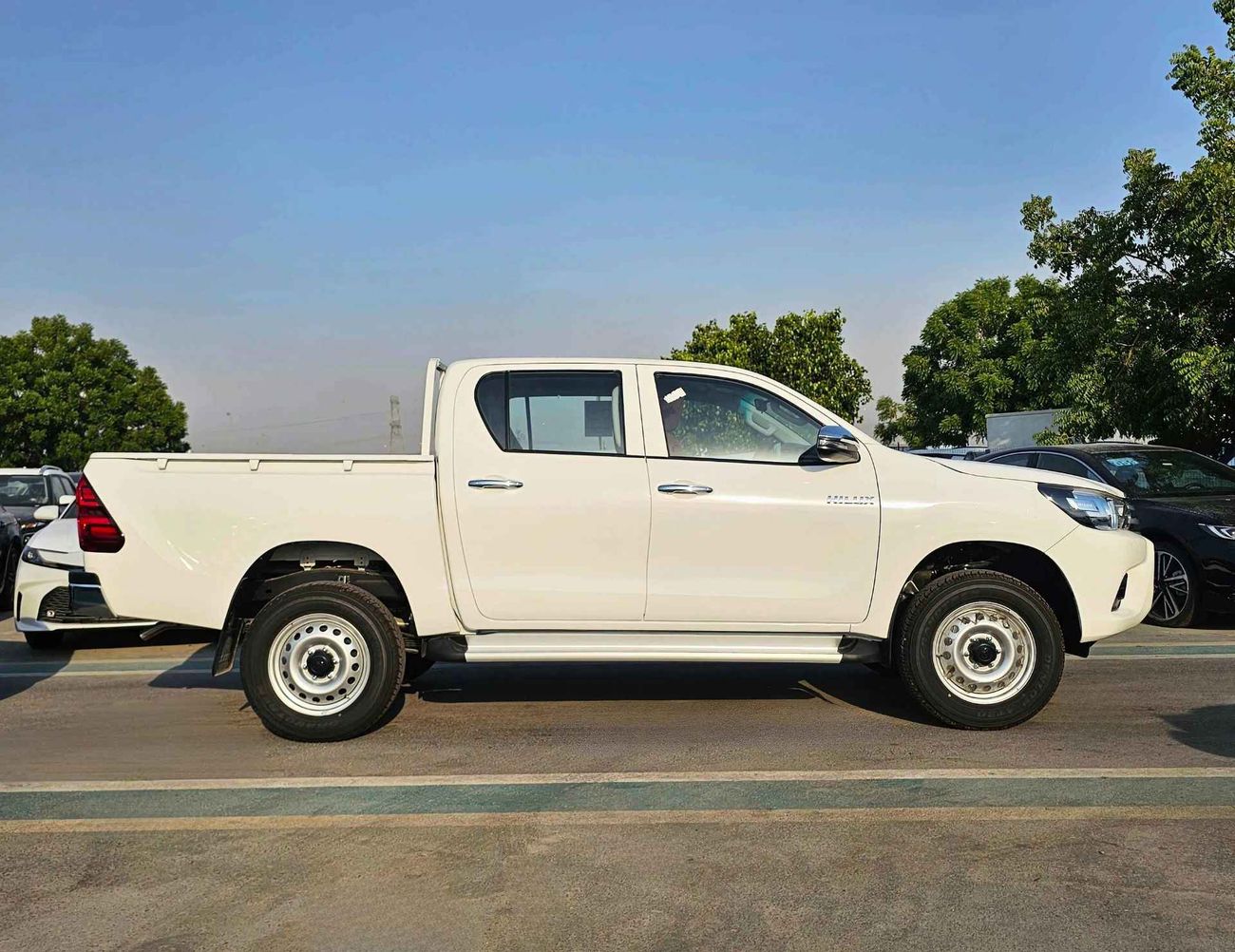 Toyota Hilux DLX-G / NARROW BODY / A/T / 2.7L V4 PETROL / 4WD (CODE # DLX-G)