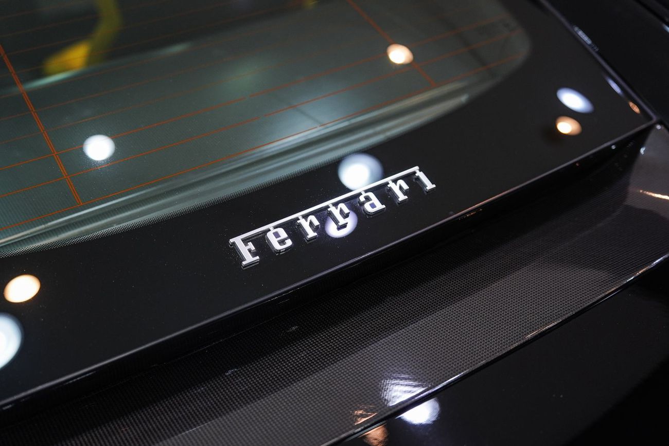 فيراري 812  سوبرفاست Carbon Package, JBL Audio, Passenger Display, Daytona Seats, GCC Specs!!