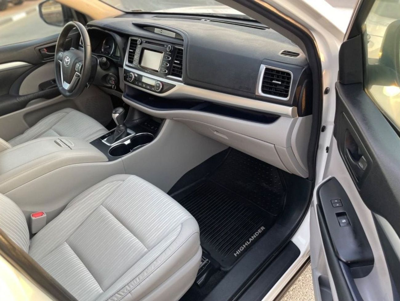 تويوتا هايلاندر 2015 Toyota Highlander LE+ 4x4 AWD - Trunk Auto Rear CAM - 7 Seater - 98,000 Mileage