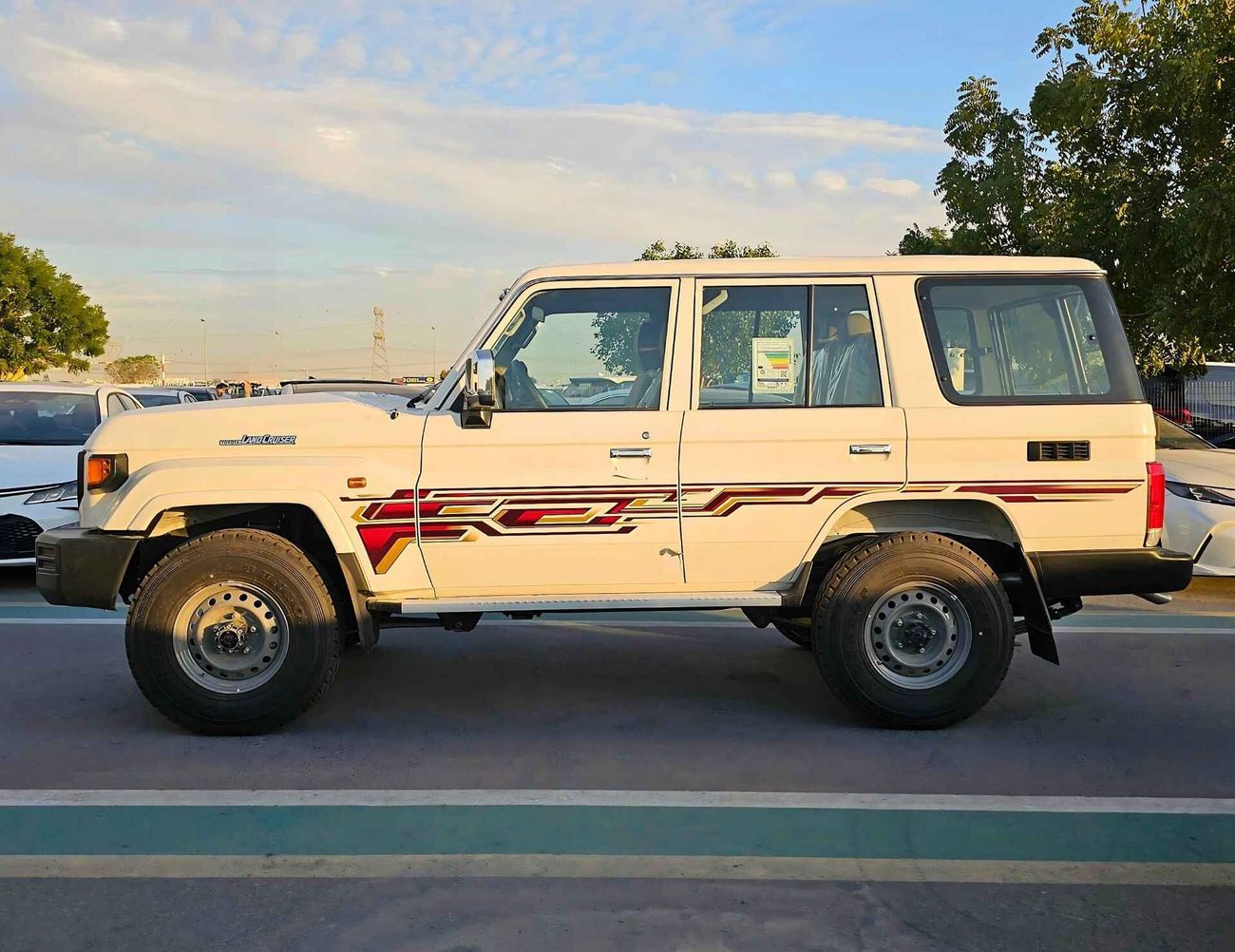 Toyota Land Cruiser 70 LX LC76 / 4.0L V6 PETROL / M/T / DVD CAMERA / 5 DOOR BASIC / 4WD (CODE # 69034)