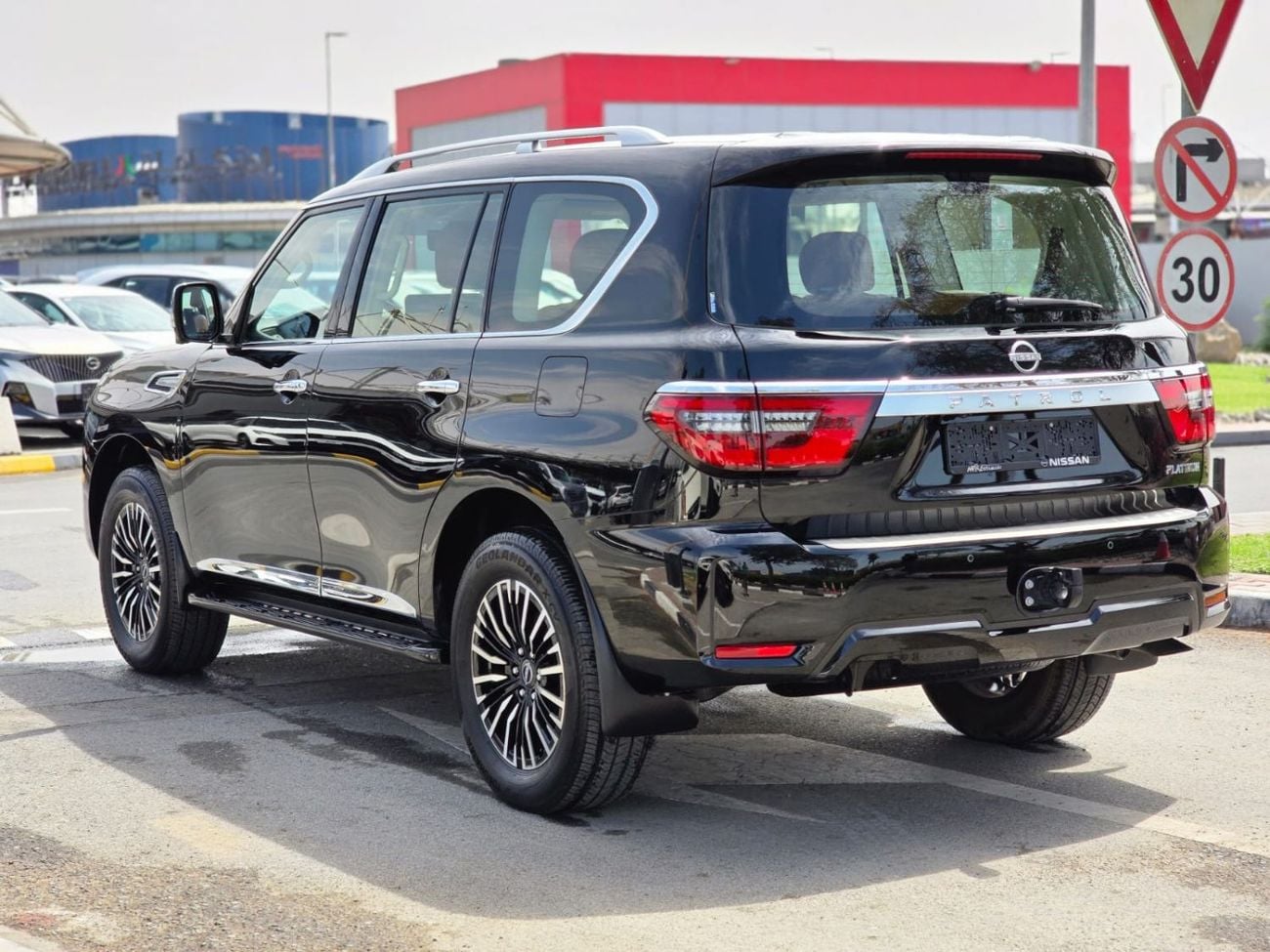 Nissan Patrol SE Platinum City 4.0L 2022 GCC LOW MILEAGE SINGLE OWNER IN MINT CONDITION