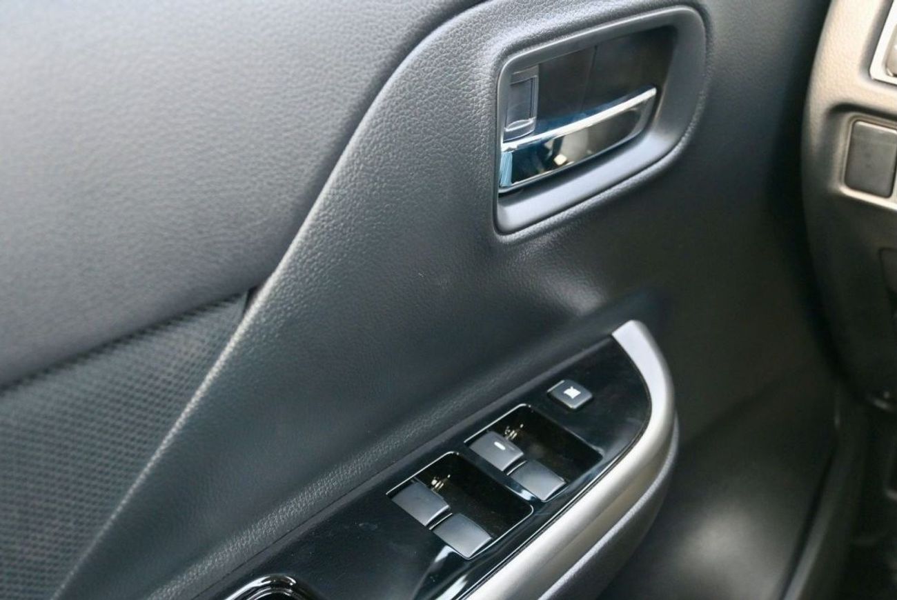 ميتسوبيشي L200 ميتسوبيشي L200 موديل 2023 ديزل 2.4 لتر ناقل حركة أوتوماتيكي أبيض من الخارج رمادي من الداخل