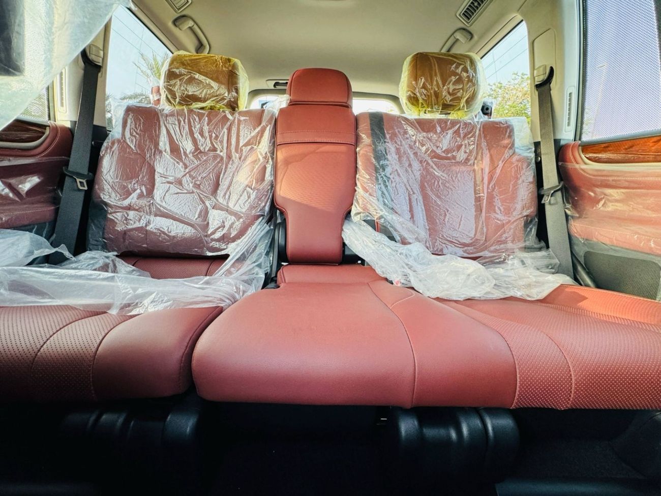 Lexus LX 570 Signature 5.7L GCC SPEC NEAT AND CLEAN LESS KILOMETER