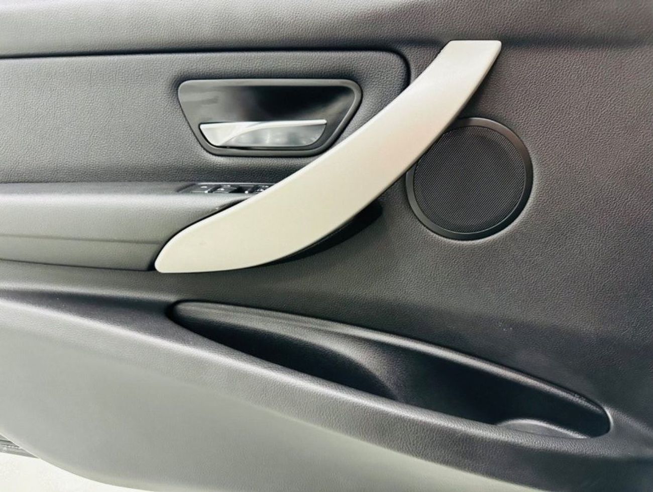 BMW 318i Executive GCC .. Low Milgea .. Perfect Condition .. Sunroof .