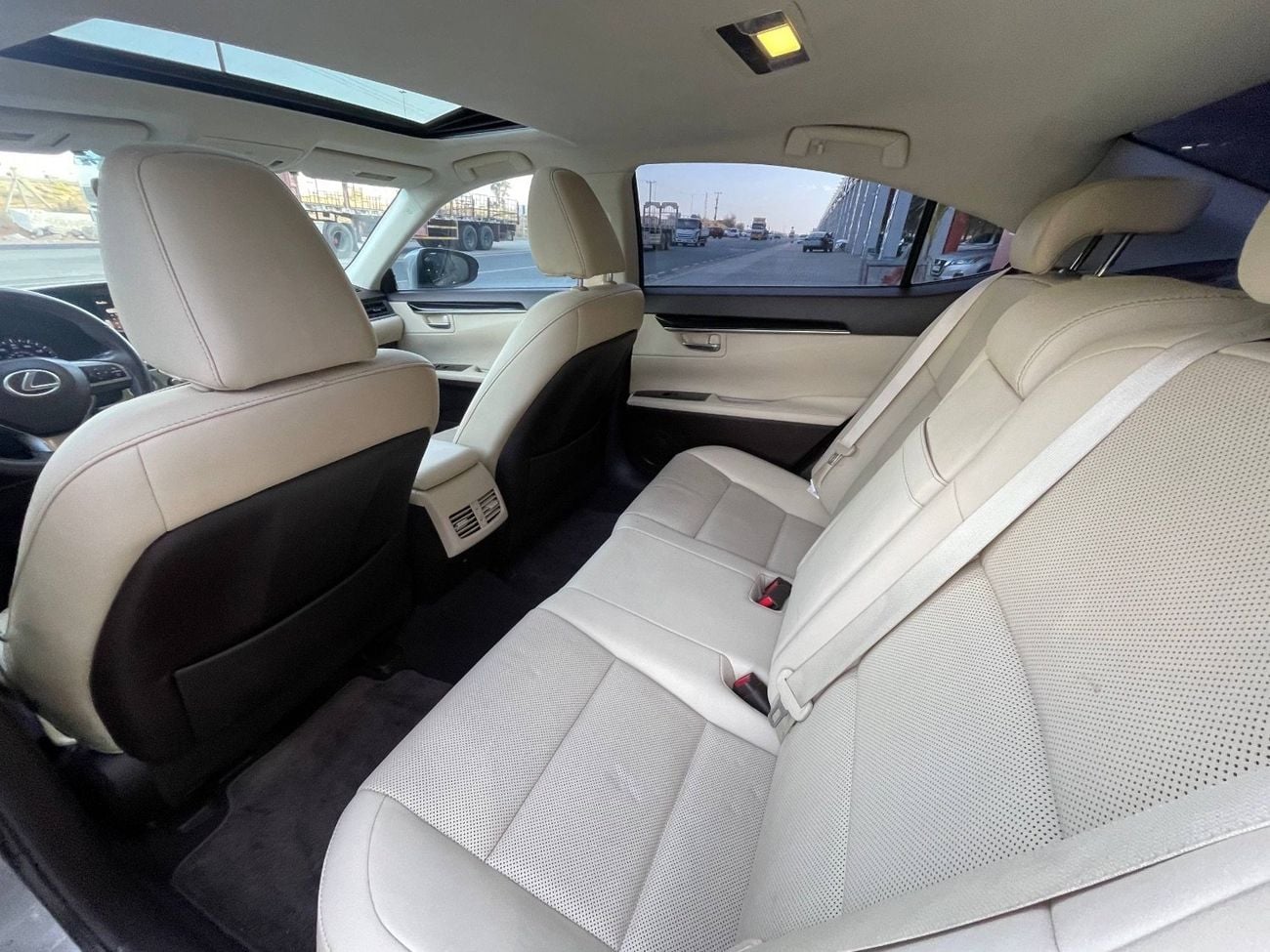 لكزس ES 350 3.5 V6 /PLATINUM COLOR / SCREEN /COOLING AND HEATING SEATS  / IN PERFECT CONDITION