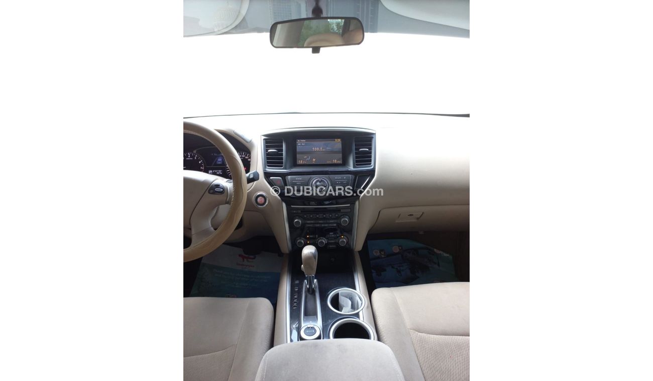Nissan Pathfinder NISSAN_PATHFINDER_2014_CLEAN_NO_ACCIDANTS_GOLD
