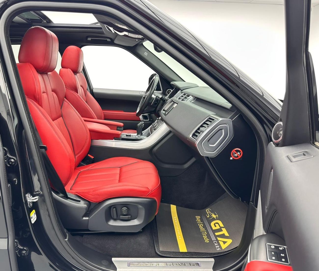 Land Rover Range Rover Sport HSE Dynamic 3.0L 2017 Range Rover Sport HSE Dynamic, Full Service History, Excellent Condition, GCC