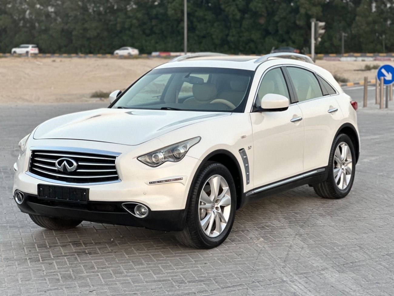 Infiniti QX70 MODEL 2017 GCC CAR PERFECT CONDITION INSIDE AND OUT SIDE FULL OPTION SUN ROOF LEATHER SEATS 5 camera