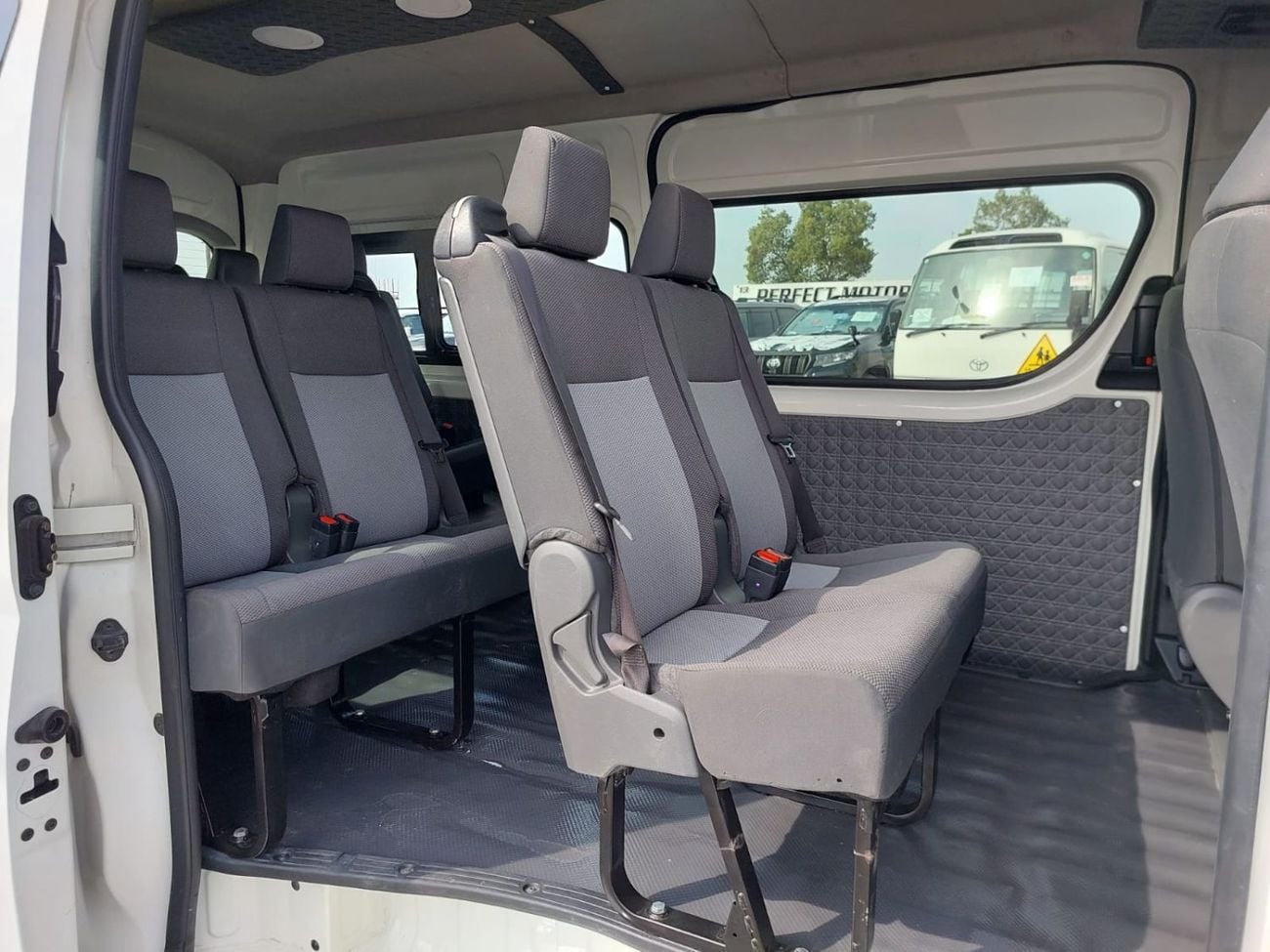 Toyota Hiace (RAMADAN OFFER) TOYOTA HIACE COMMUTER VAN RHD 2020 MODEL 2.8 L DIESEL AUTOMATIC(PM04978)