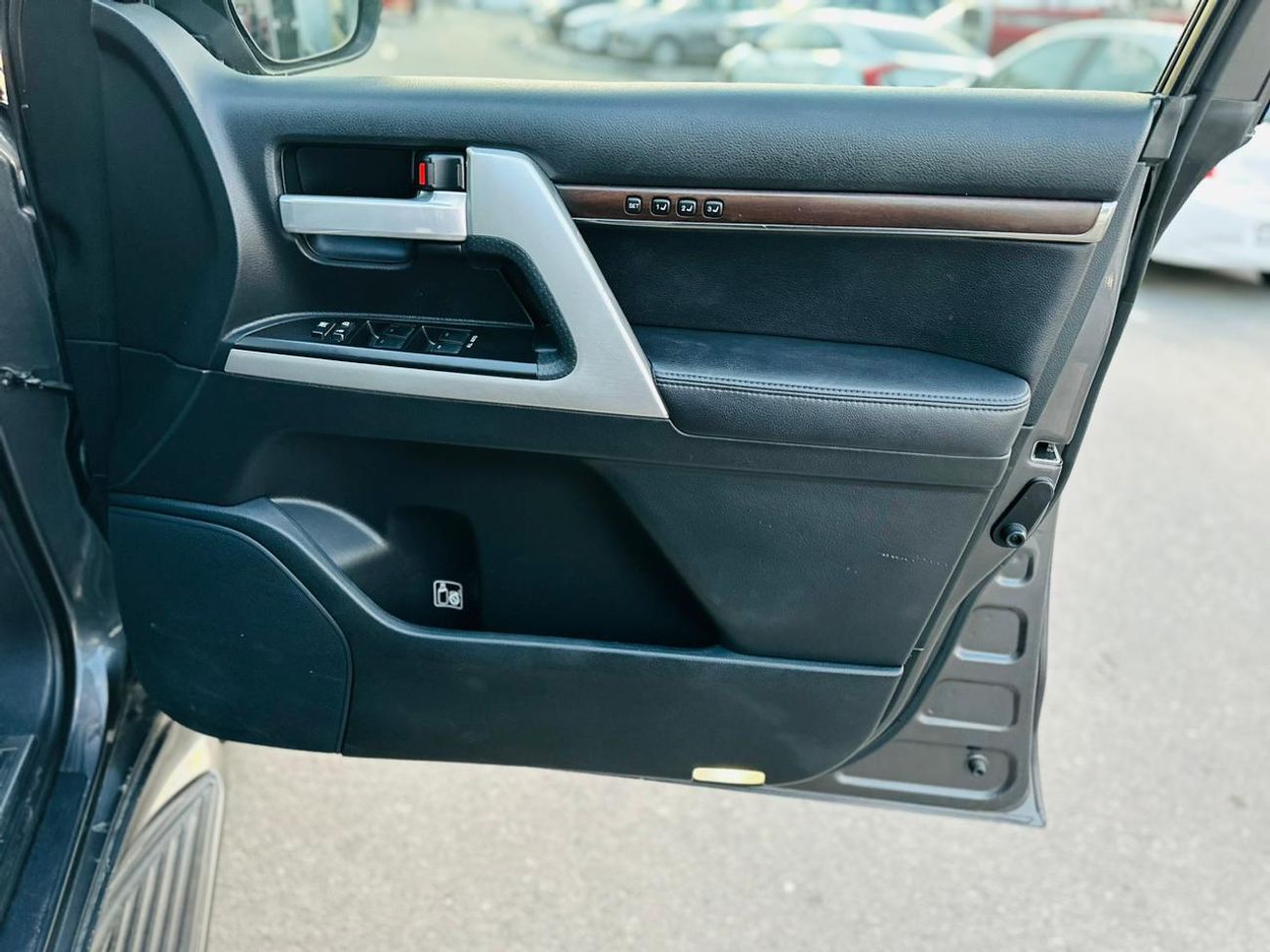 تويوتا لاند كروزر DIESEL SAHARA 4.5 LITER ,2019 MODEL ,GREY COLOR ,RIGHT HAND DRIVE