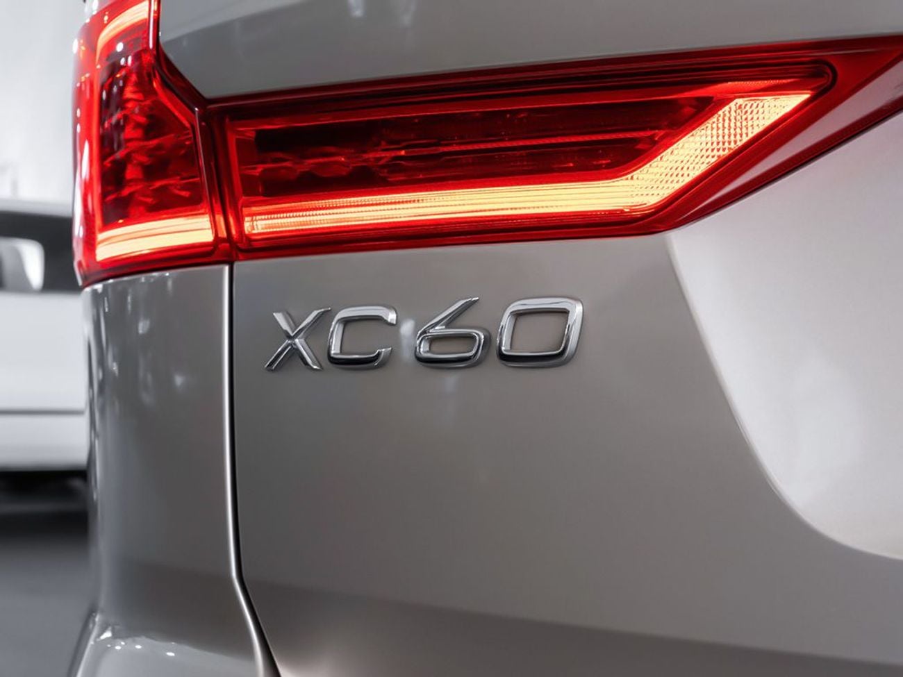 فولفو XC 60 ULTIMATE DARK