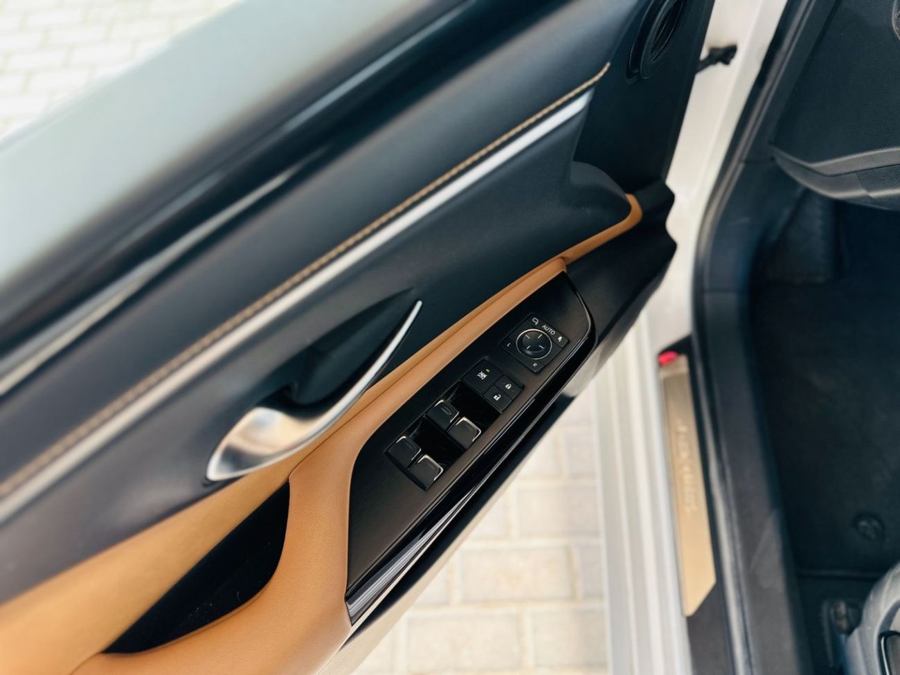 لكزس ES300h 2023 Lexus ES 300H - White inside Brown