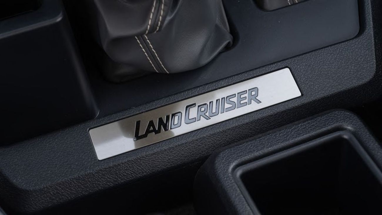 Toyota Land Cruiser 70 LC76 4.0 MT mid option 2025