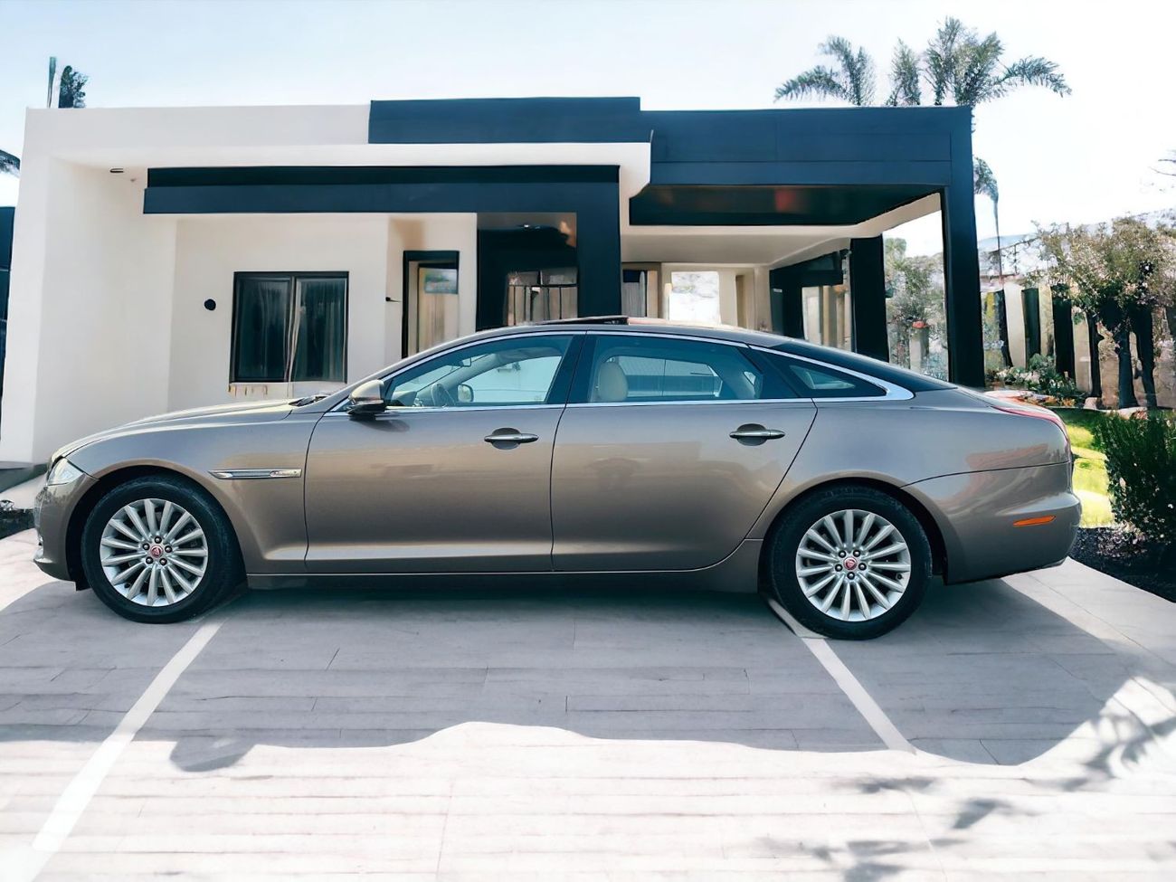 Jaguar XJ AED 980 PM | JAGUAR XJL  LUXURY | FULL AGENCY MAINTAINED | GCC SPECS | FIRST OWNER