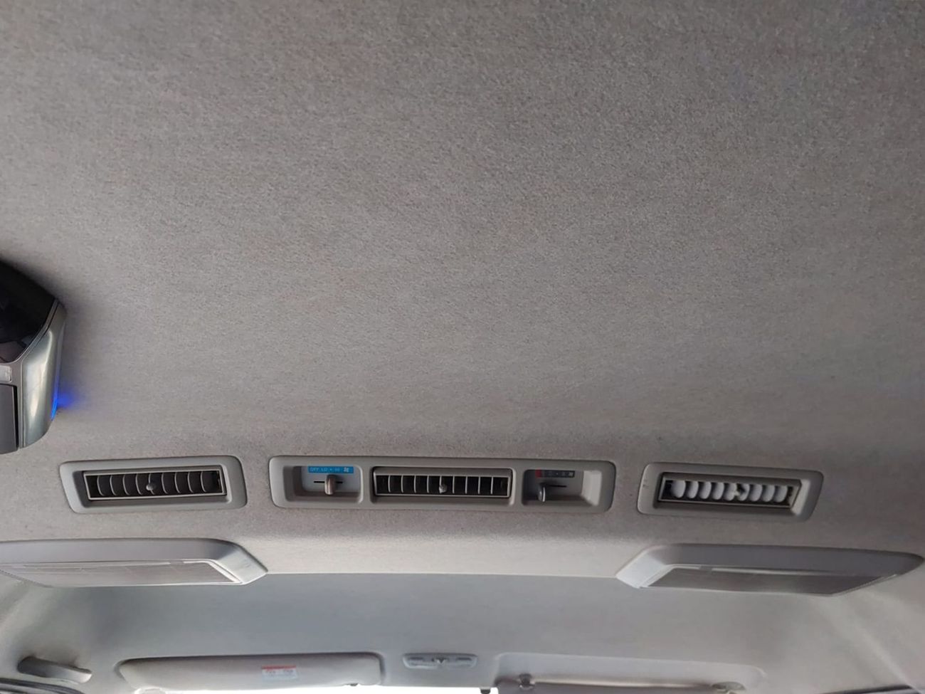 Toyota Hiace TOYOTA HIACE COMMUTER VAN RHD 2010 MODEL 2.7 L PETROL AUTOMATIC(PM19655)