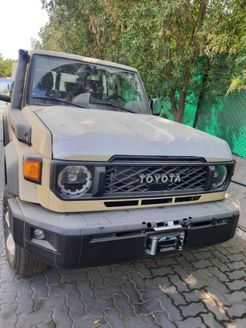 Toyota Land Cruiser 70 TOYOTA LAND CRUISER LC76 4.0L AT FULL OPTION