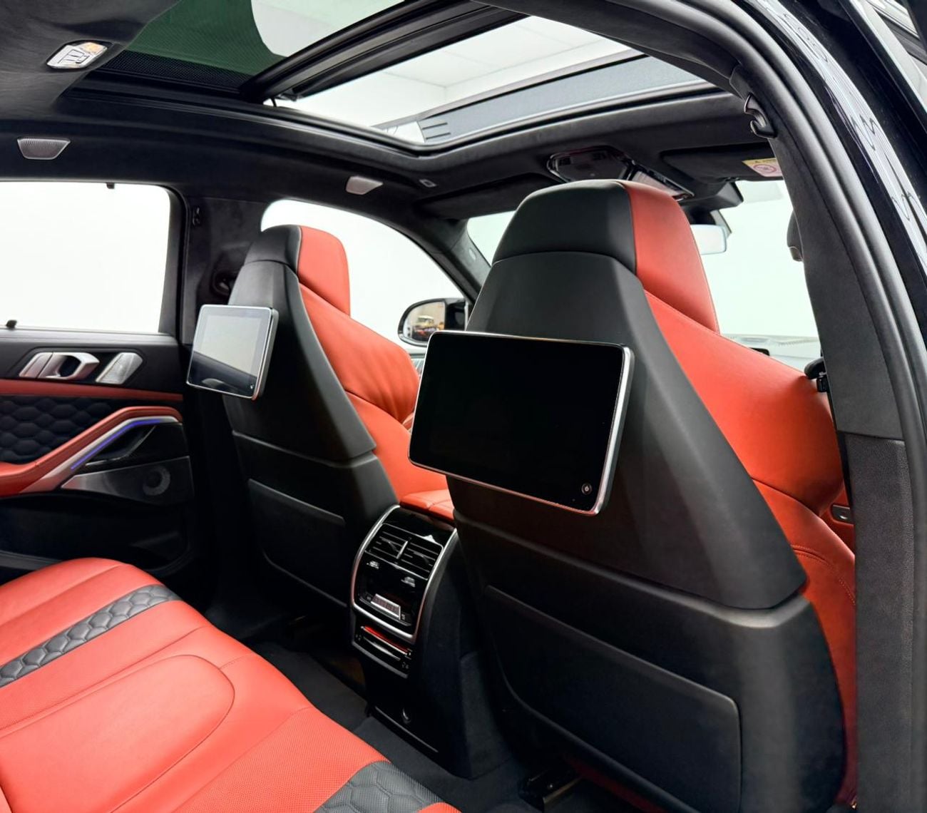 بي أم دبليو X6 M 2021 BMW X6M Competition, Warranty, Full BMW Service History, Carbon Fiber Interior, GCC