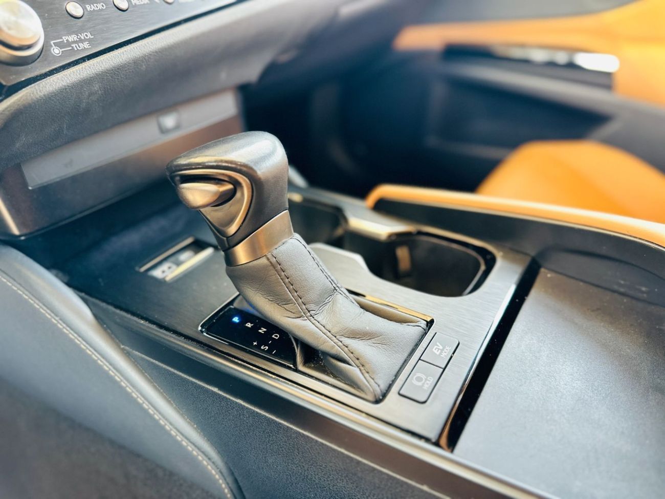 لكزس ES300h 2023 Lexus ES 300H - Black inside Brown