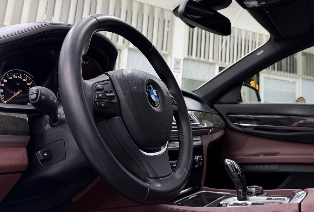 BMW 750Li Luxury 4.4L (443 HP)