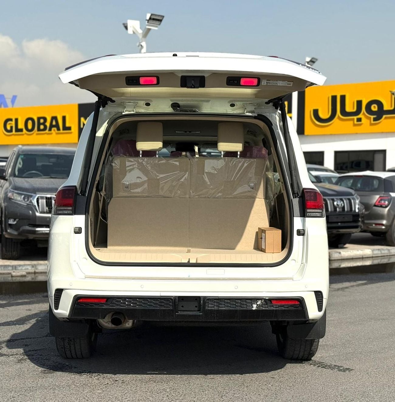 Toyota Land Cruiser VXR 4.0L V6 White 2026 GCC Omani