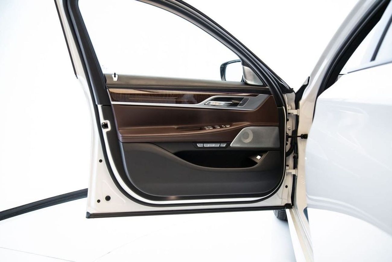 BMW 750Li Luxury 4.4L (443 HP)