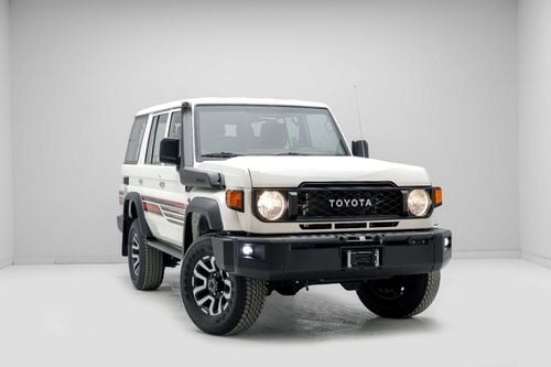 تويوتا لاند كروزر LC76 Hardtop 2.8L - White Inside Saddle Tan | Export Only