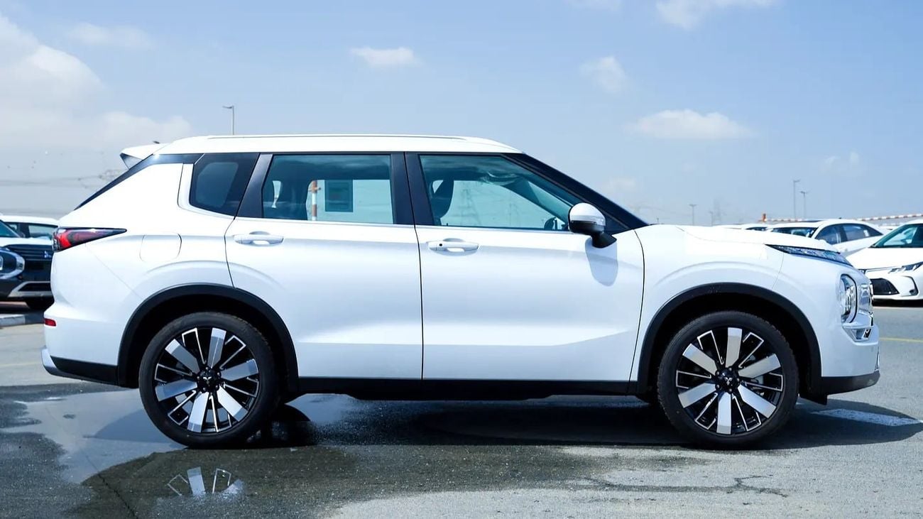 ميتسوبيشي آوتلاندر HIGHLINE ميتسوبيشي أوتلاندر 2.5 لتر H-LINE G06 كاملة المواصفات أبيض / أسود 2026/2026