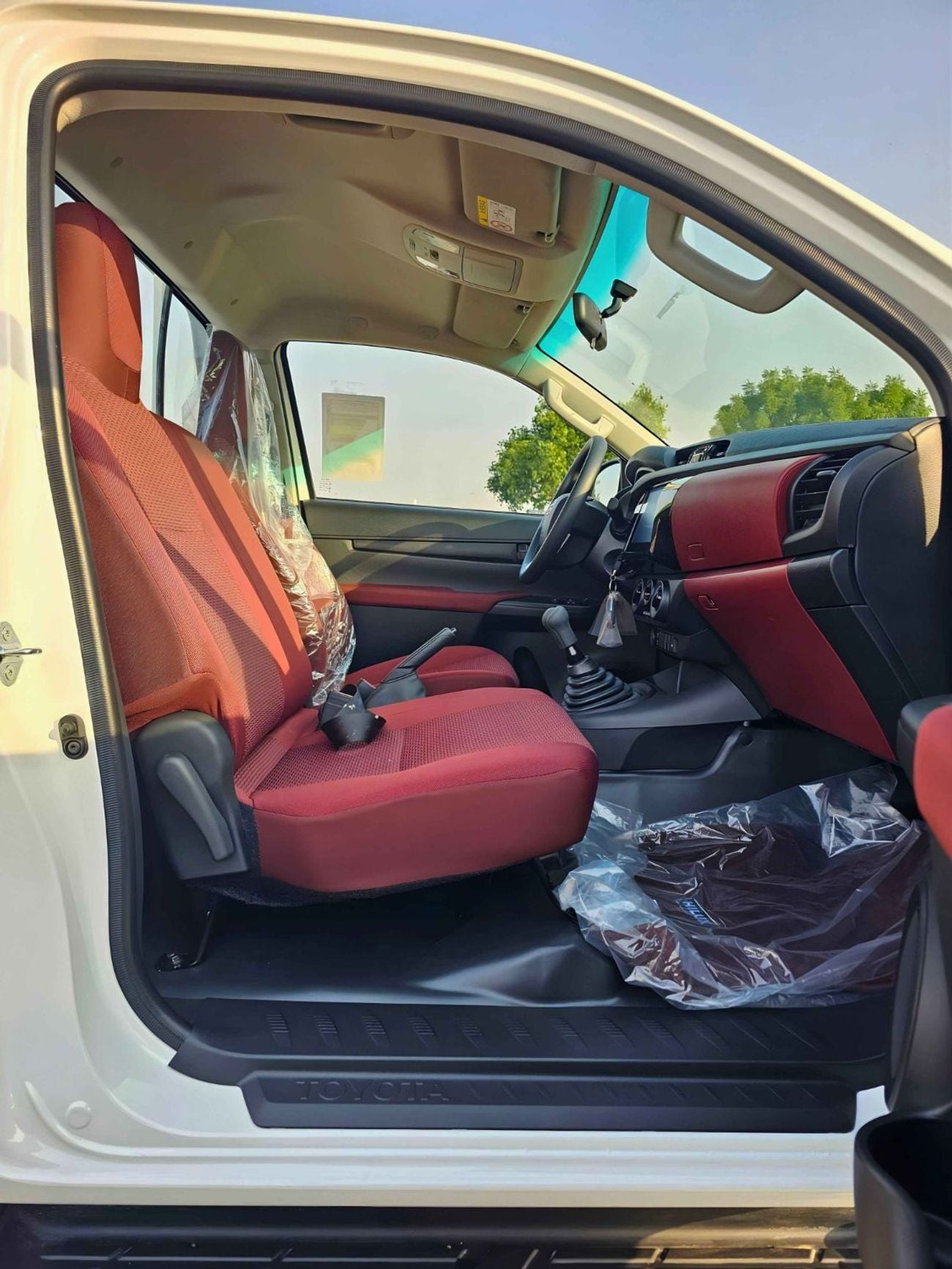 تويوتا هيلوكس GLSG SINGLE CABIN / 2.7L PETROL M/T / CHROME BUMPERS / DVD+CAMERA (CODE # GLS-G-SC)