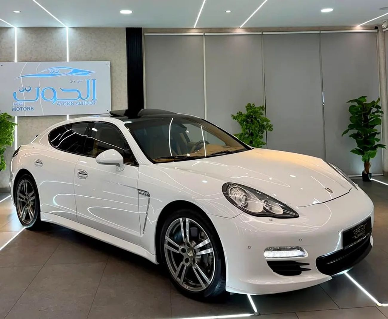 بورش باناميرا BEST PLATINUM EDITION|| TOP OPTIONS || GCC || ACCIDENT FREE || UNIQUE