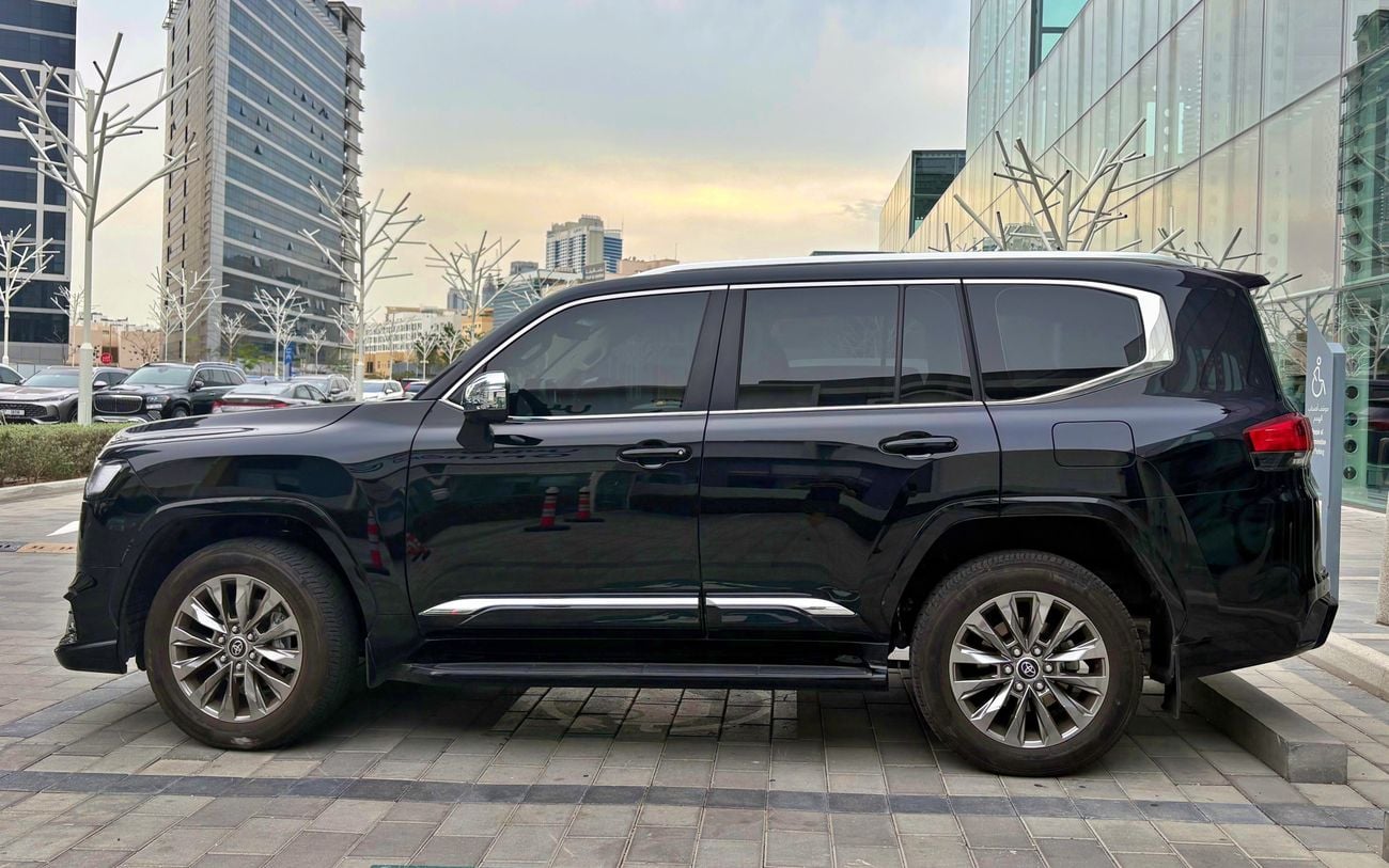 تويوتا لاند كروزر 2025 Land Cruiser VXR 4.0L V6 | 13,500 KM | Single Owner | Al-Futtaim | 80K Service Contract