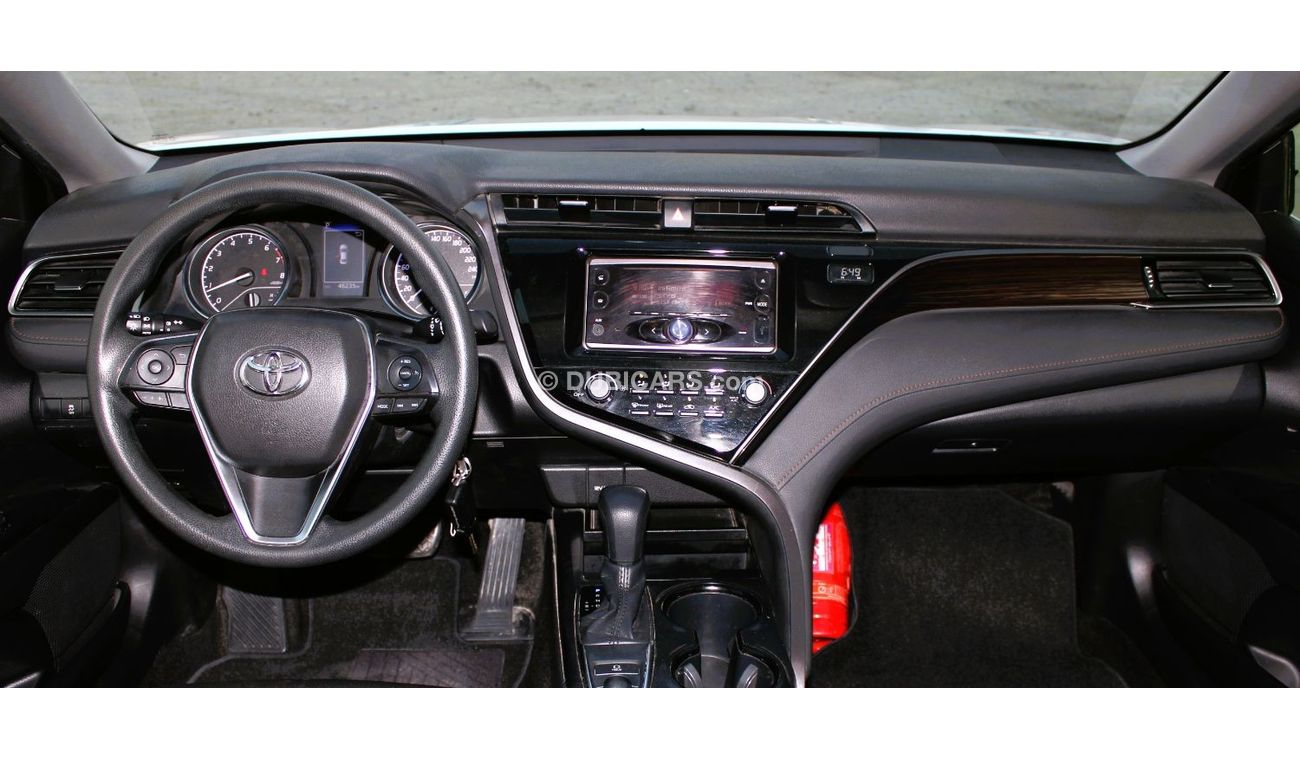 Toyota Camry S Toyota camry 2019 white excellent condition without accident