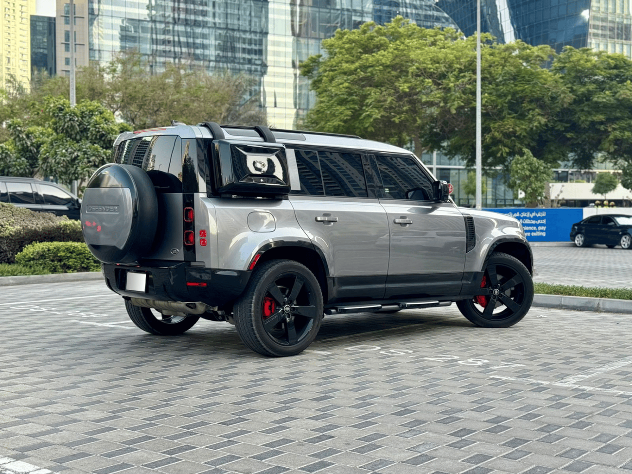 Land Rover Defender P400 110 First Edition 3.0L (7 Seater)