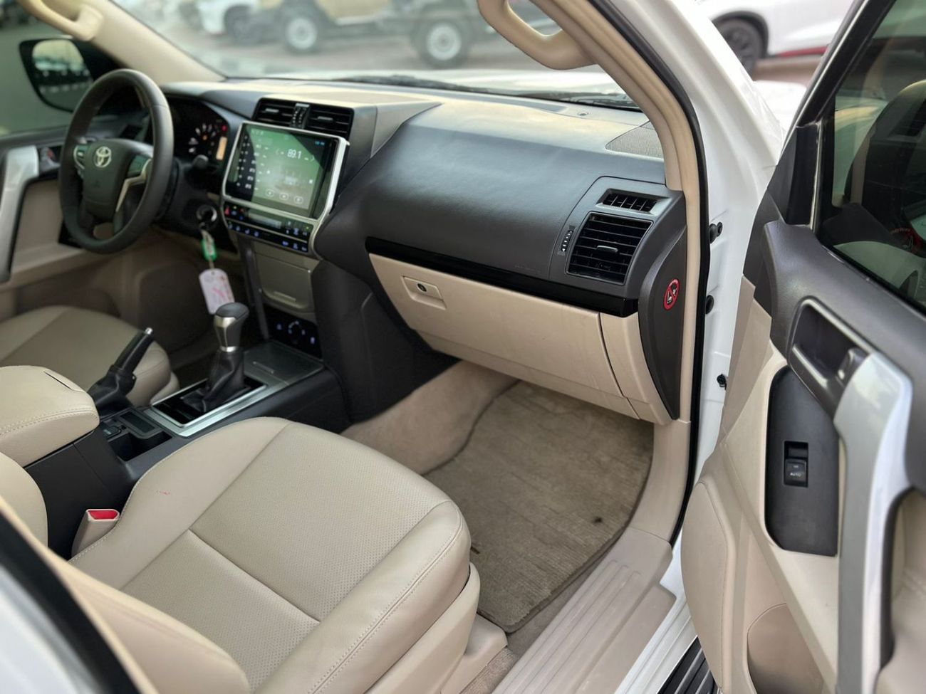 Toyota Prado 2019 Toyota Prado TXL 2.7L V4 - AWD 4x4 - GCC - Full Screen - Leather seat  - 7 Seater