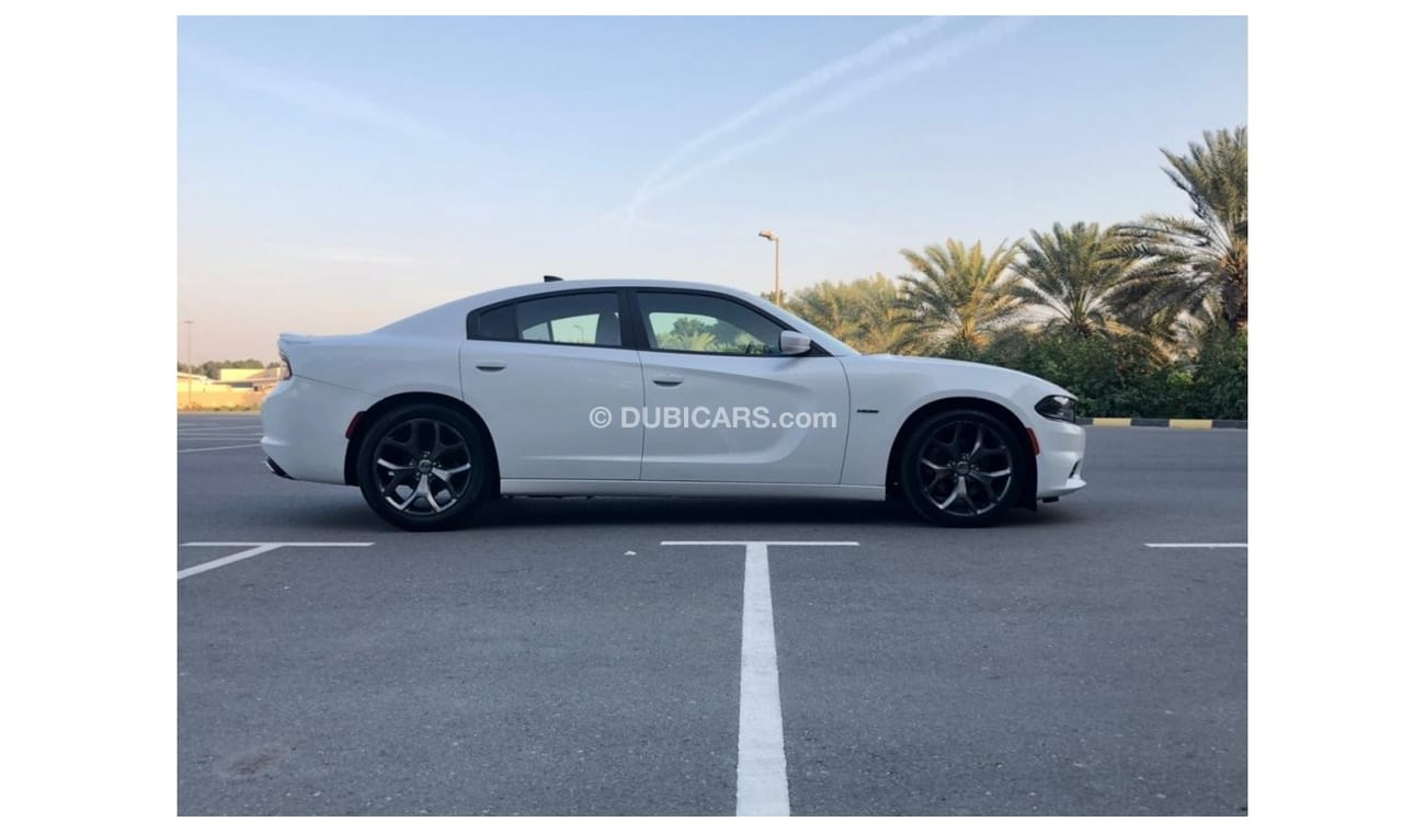 دودج تشارجر R/T رود تراك موديل 2016 السياره حاله ممتازه من الداخل والخارج كراسي جلد ومثبت سرعه وتحكم كهربي كامل 