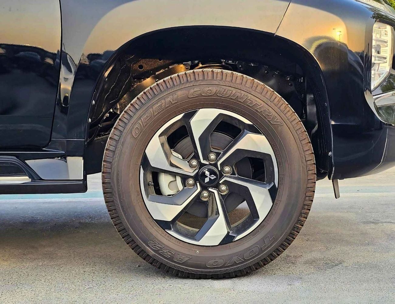 Mitsubishi Montero Sport 3.0L PETROL/SUNROOF , LEATHER , ELECTRIC SEATS / FULL OPTION (CODE # MP59)