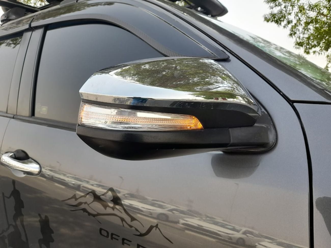 Toyota Hilux Right-Hand drive Diesel 2.8 SR5 2.8CC auto with canopy leather electric seats