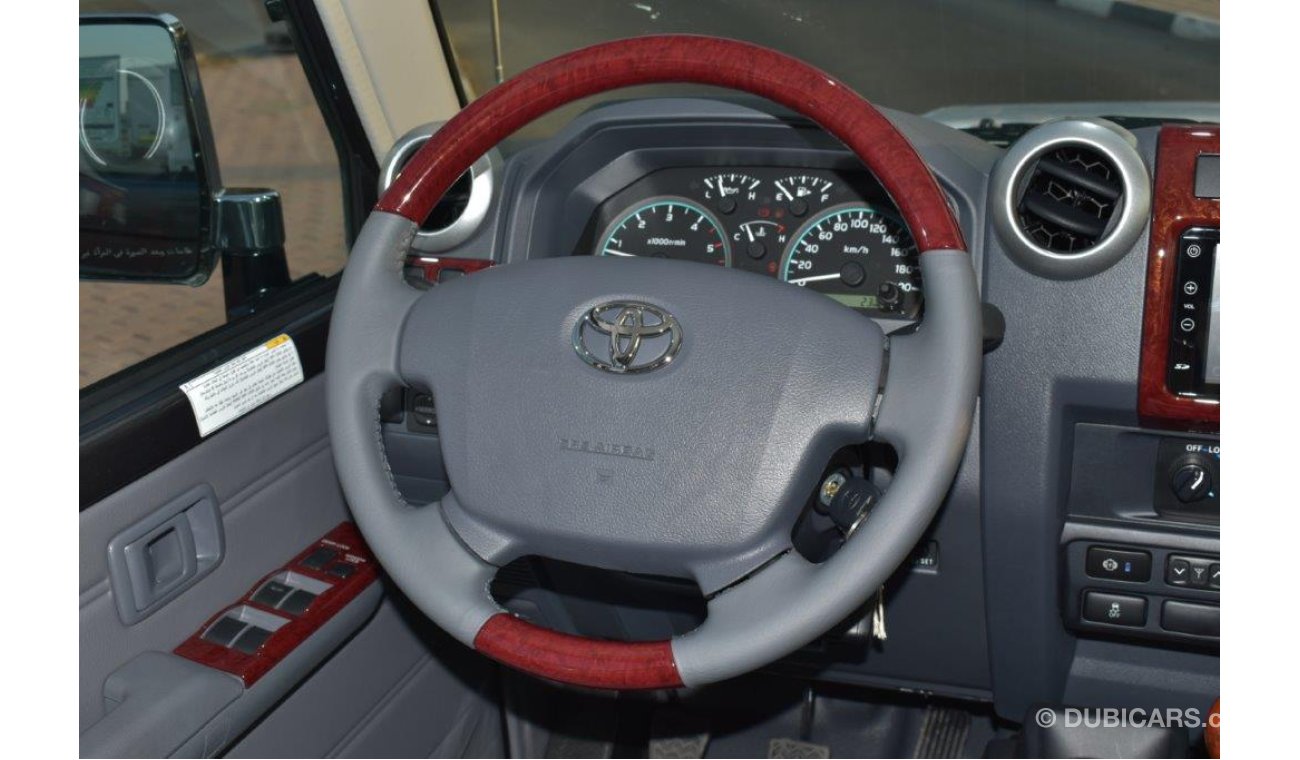 Toyota Land Cruiser Pick Up 79 Double Cabin V8 4.5L Diesel MT - Limited