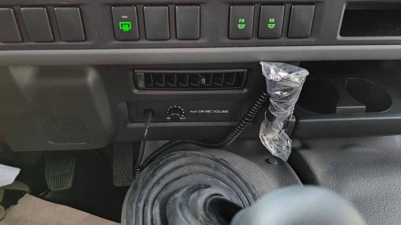 تويوتا كوستر 4.0L 23 Seater . Manual . Diesel . 3 Door . Rear Wheel Drive