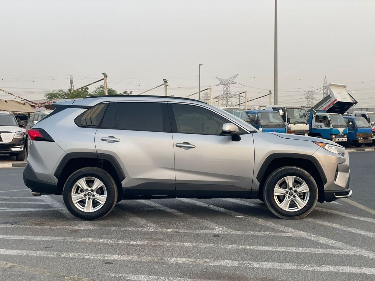 تويوتا راف ٤ 2019 Toyota Rav4 XLE 2.5L V4 - Push Start With Sunroof - MidOption